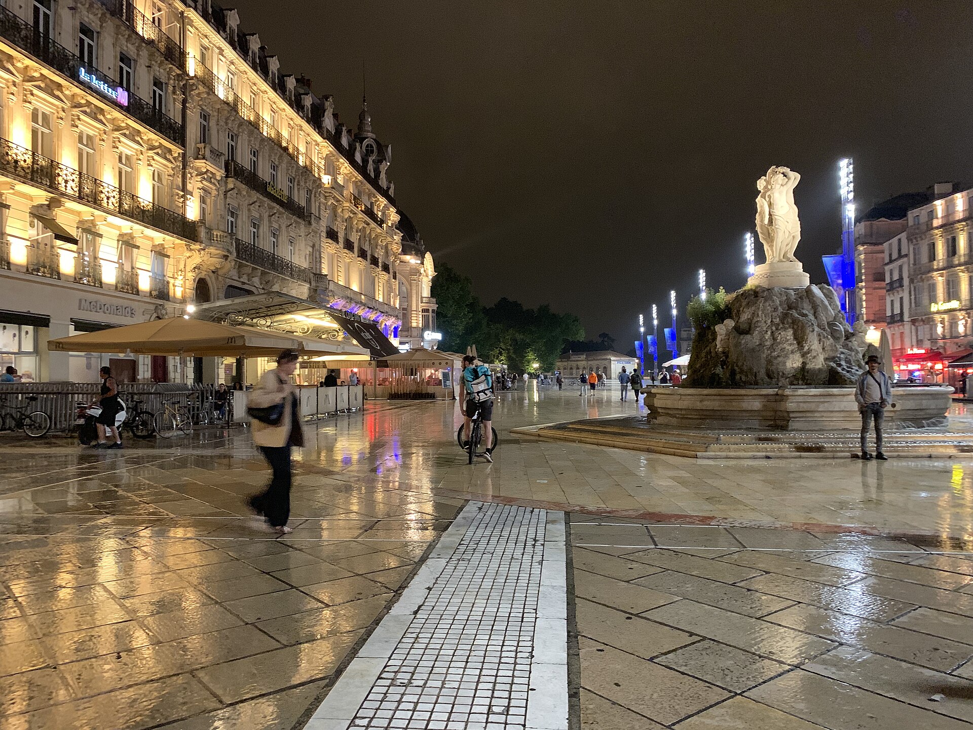 Place de la Comédie à Montpellier, illuminée de nuit